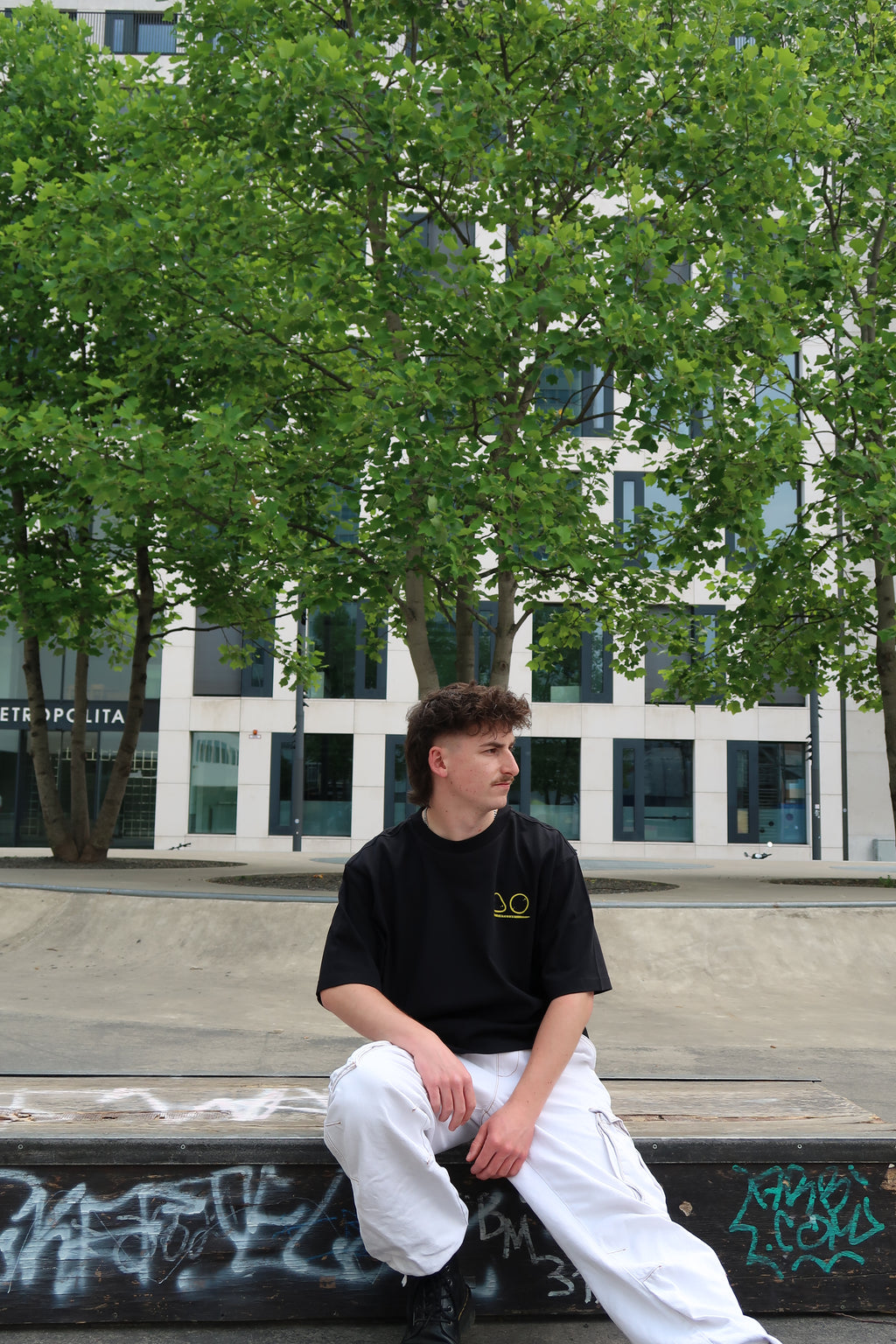 TEE BLACK "LOGOGELB"