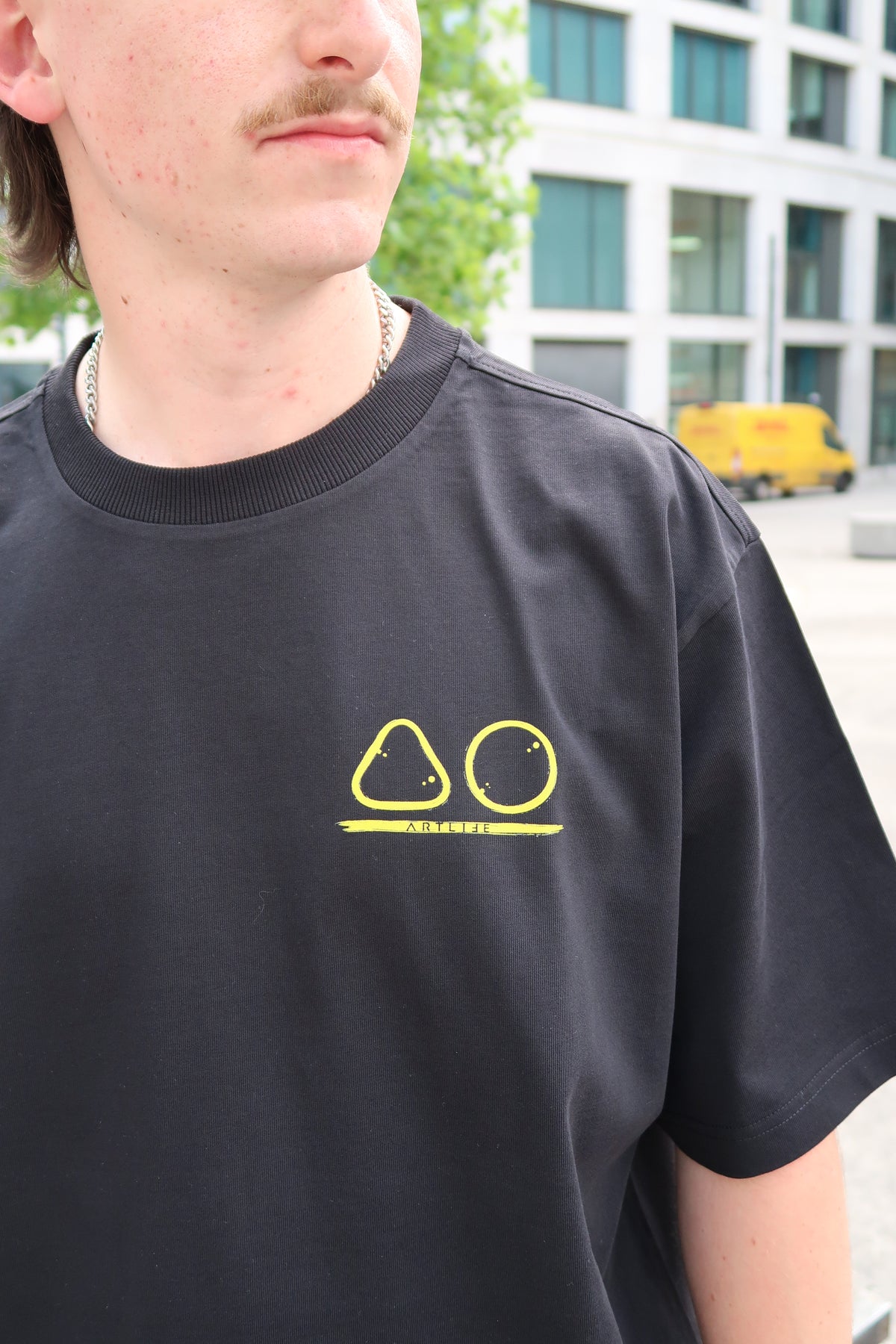 TEE BLACK "LOGOGELB"